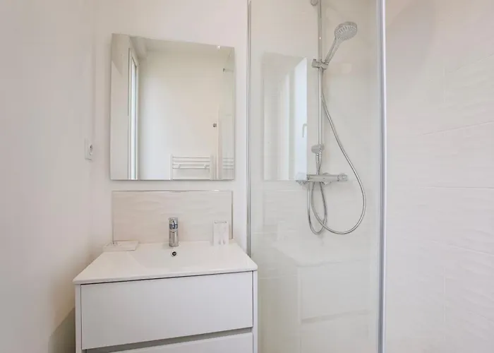 Appartement - Quartier Des Docks Au Calme - T3 Entièrement Rénové *